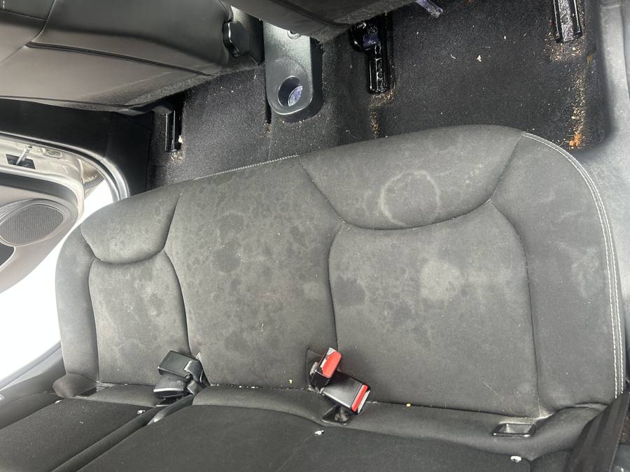 Siège de voiture avant nettoyage